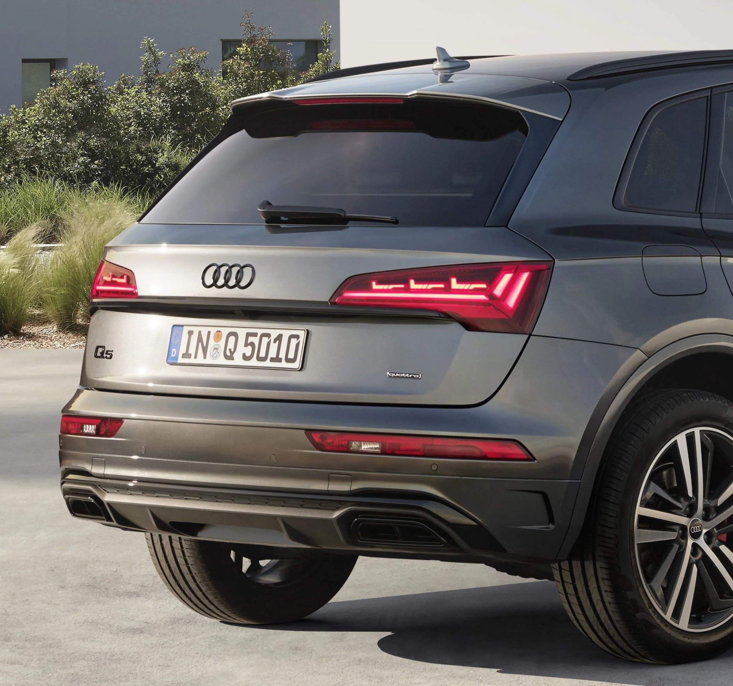 Audi rings, rear. Black Q5 - Image 2