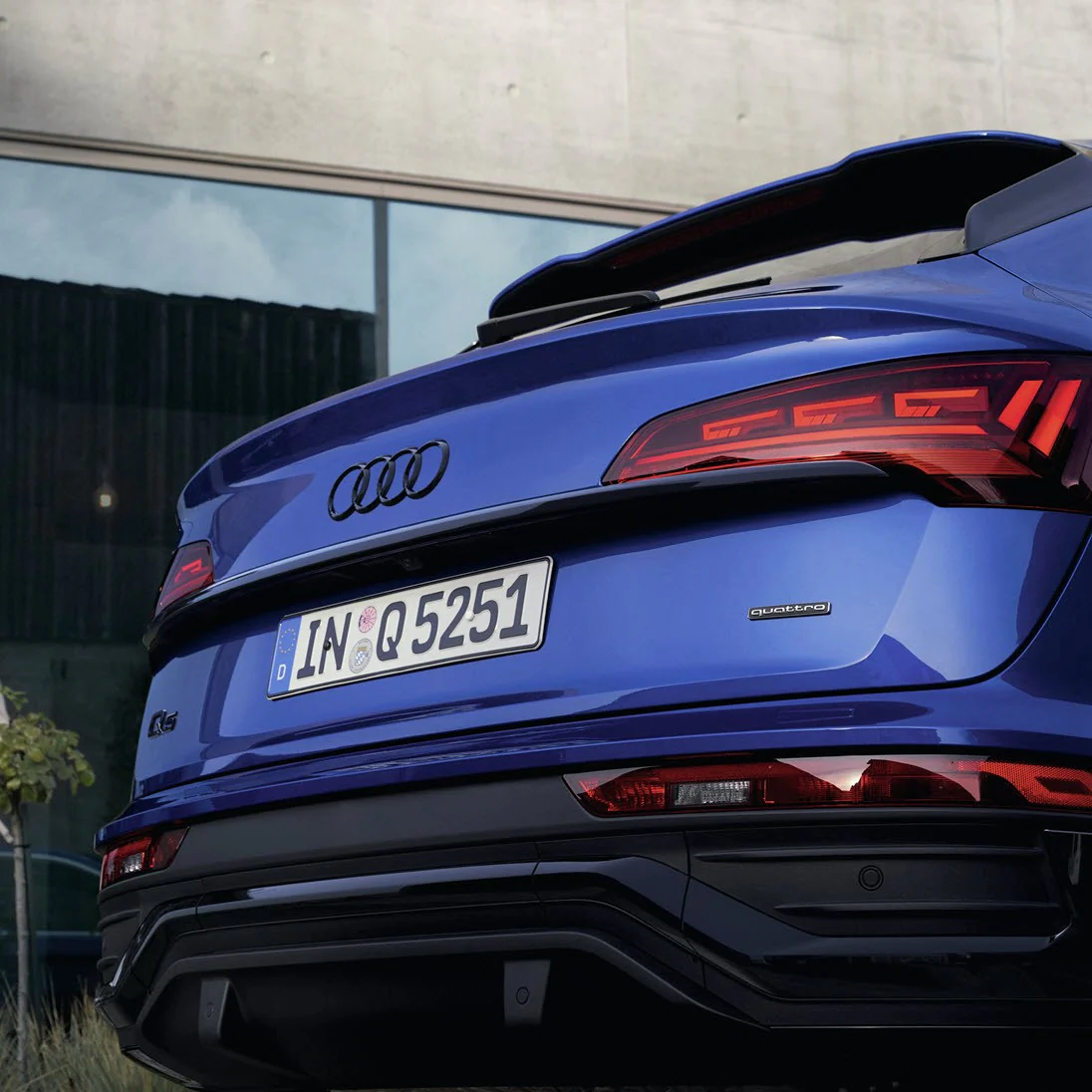 Audi rings, rear. Black Q5 Sportback - Image 2