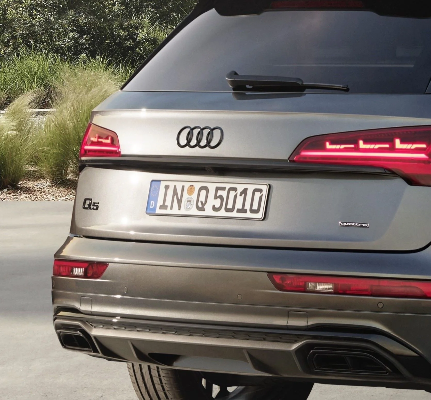 Q5 model name, rear. Black - Image 2
